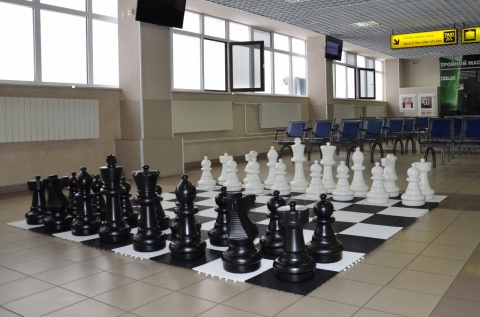 В аэропорту Сургута можно сыграть в напольные шахматы