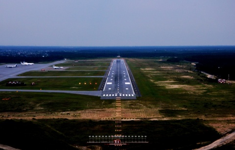 Радиотехническое и светосигнальное оборудование  взлетно-посадочной полосы сургутского аэропорта отвечает всем необходимым стандартам обеспечения полетов