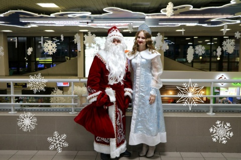 Дед Мороз и Снегурочка провожают и встречают пассажиров в аэропорту Сургута