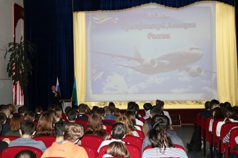 Аэропорт Сургута провел открытый урок авиации для школьников