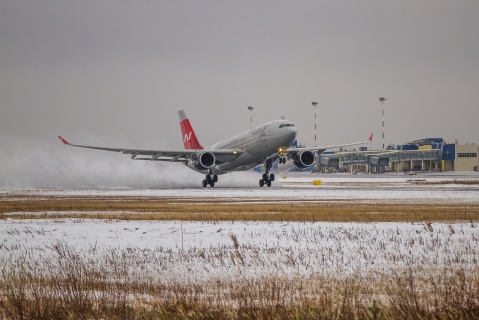 Аэропорт Сургута впервые принял широкофюзеляжный самолет Airbus A330-200