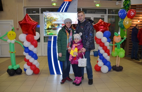 Аэропорт Сургута поздравил пассажиров с Днём защитника Отечества